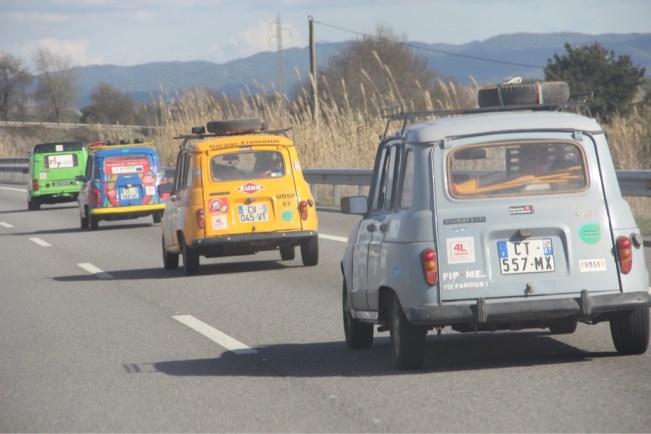 Am Weg begegnen uns R4-Teilnehmer einer Wüstenrally - Estebans Traumauto