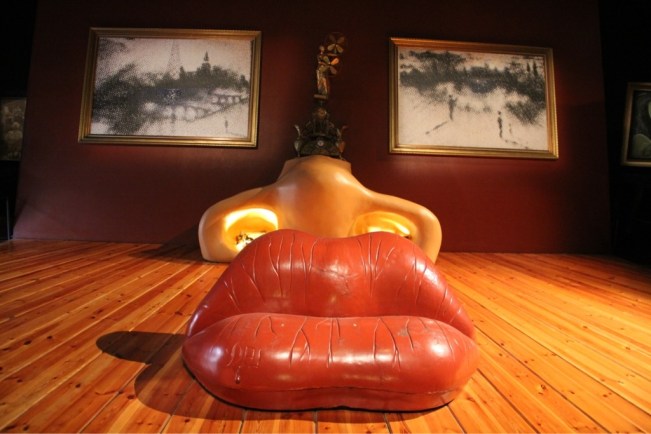 Dreidimensionales Kunstwerk mit Lippensofa