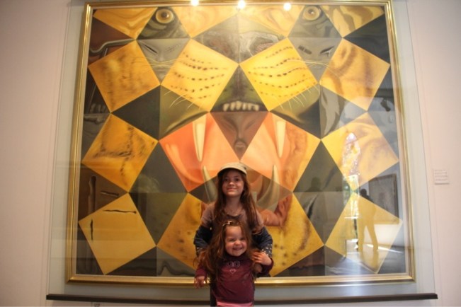 Die Girls vor einer Raubkatze