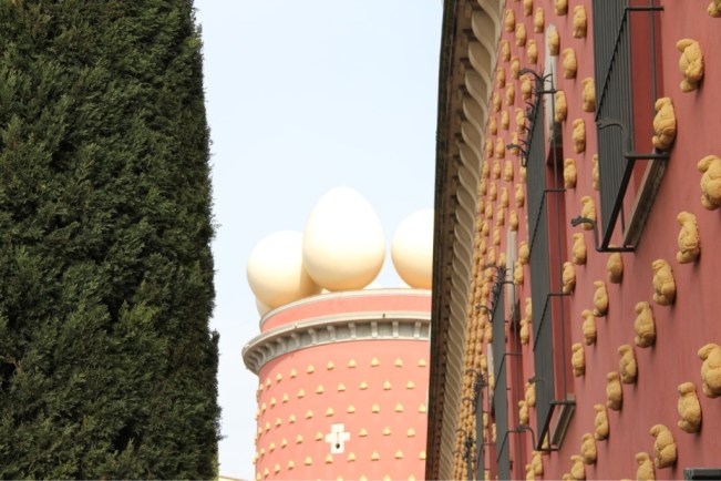 Eier auf dem Dach und Brötchen an der Wand