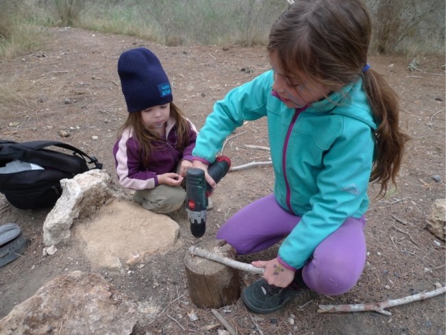 Sogar einen Akkubohrer haben wir dabei.