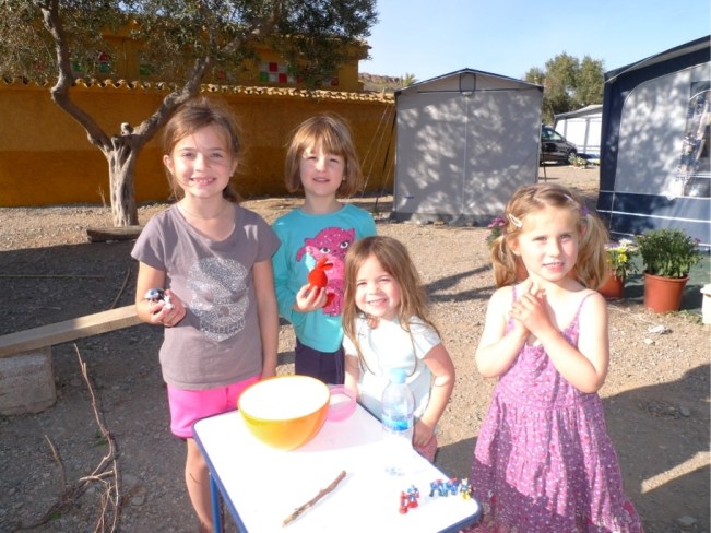 Vor unserem Wohnwagen ist der Kindertreffpunkt, hier ist ständig was los.