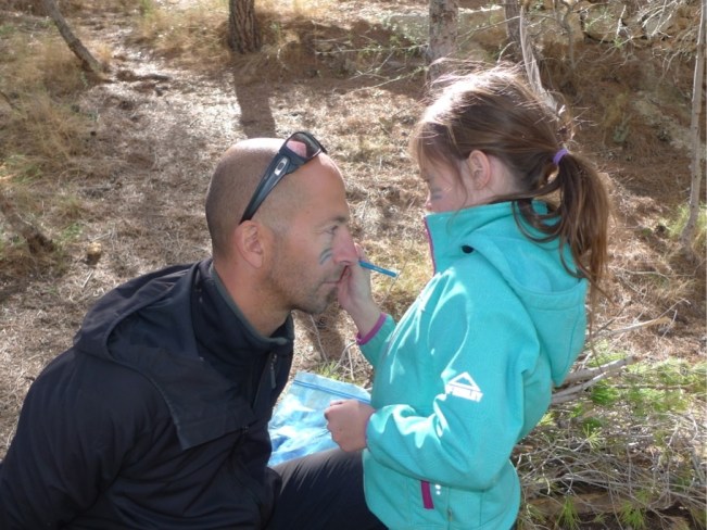 Schielender Adler wird von Häuptling Brüllender Wolf geschminkt