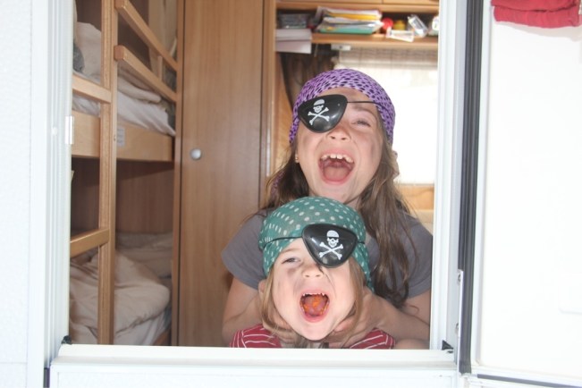 Bereit für die Faschingsparty bei Familie Ausgeflogen