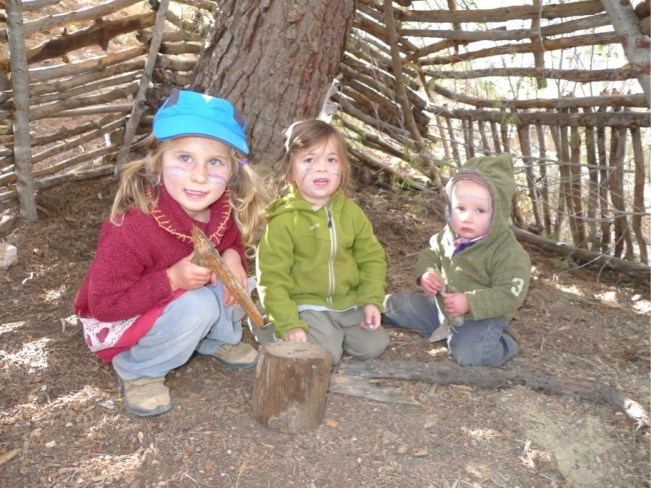 Die kleinen Indianer bewachen das Tipi