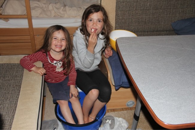 Nach der Party müssen die Füsse aufgewärmt werden!