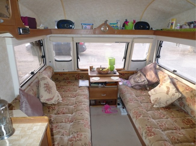 Richtig gemütlich da drinnen - wir stellen uns den Wohnwagen schon bei uns zu Hause im Garten vor...