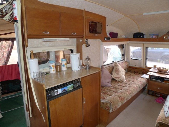 Hier ist noch alles aus echtem Holz (heutzutage wird Folie mit Holzimitat verwendet)