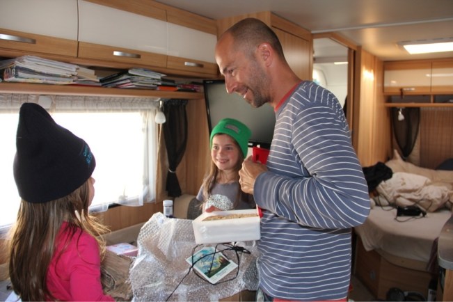 Grosse Freude über ein Kuchenpaket aus der Heimat!