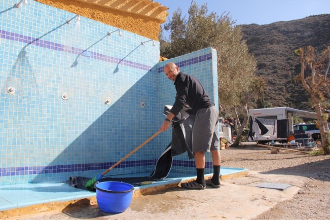 Esteban reinigt das abgebaute Vorzelt