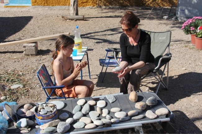 Esmeralda wählt schöne Steine als Mitbringsel für ihre Mitschüler aus