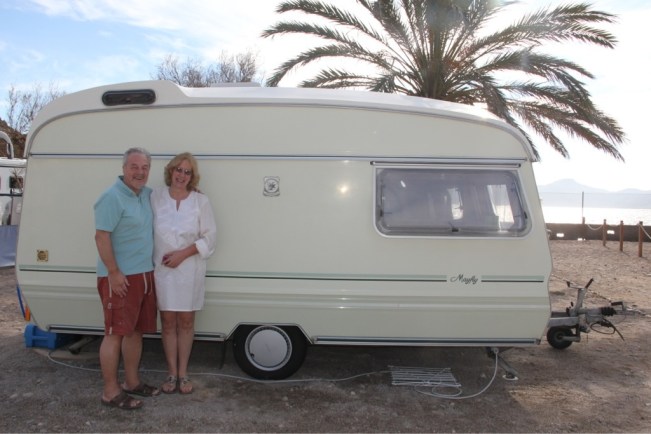 Sandy und Hellen vor "Ihrem" Mayfly, der hoffentlich bald "unserer" sein wird