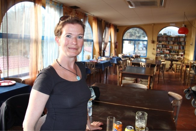 Juanita in der Campingbar