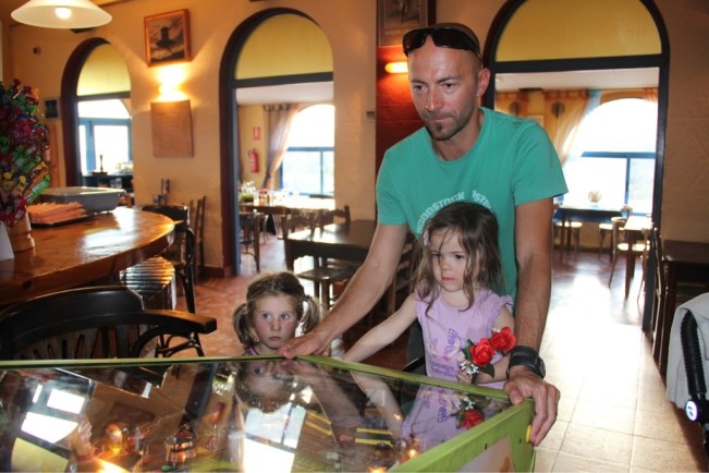 Konzentriert am Shrek-Flipperkasten