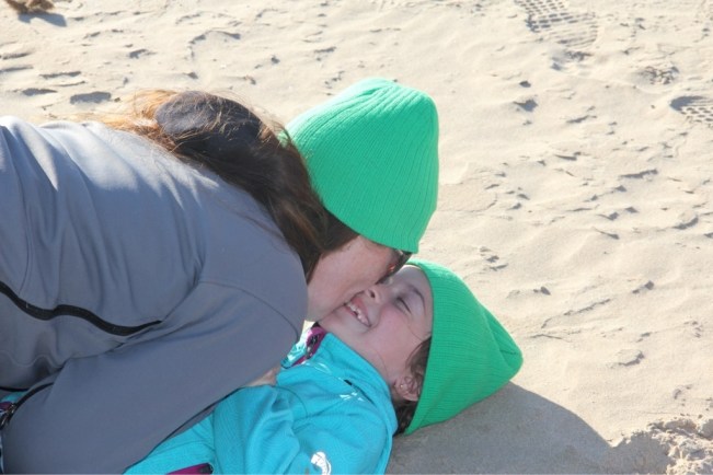 Mama und Esmeralda haben Spass im Sand