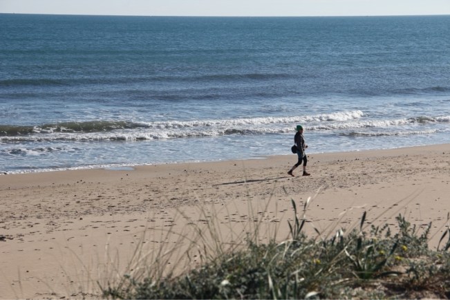 Juanita geniesst den Strandspaziergang