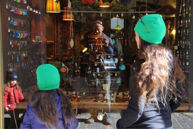 ...mit Schmuckgeschäften...