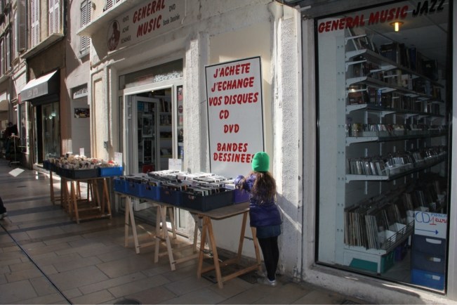 ...und Geschäften mit gebrauchten DVDs...