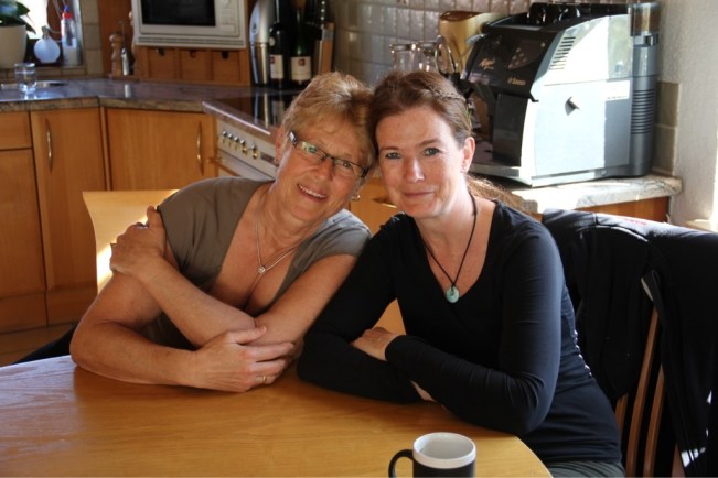 Die Damen am schwätzen.