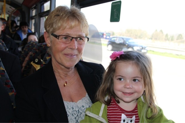 Ulrike mit Penelope im Bus