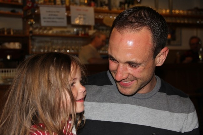 Penelope und Marcel in der Pizzeria