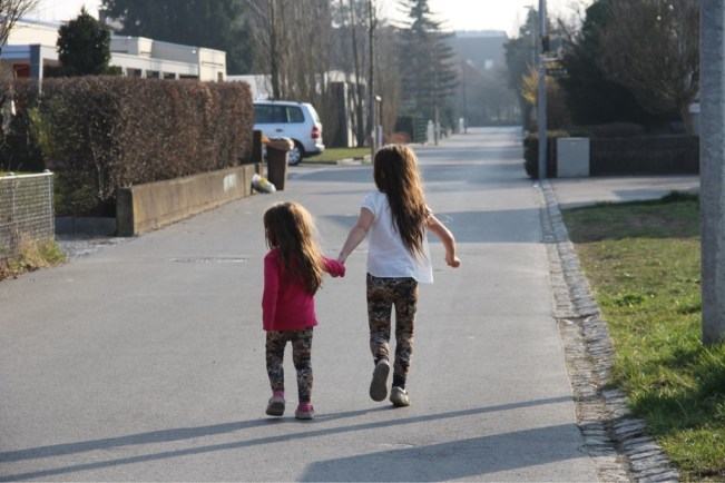 Die letzten Meter gehen die Mädchen zu Fuß.