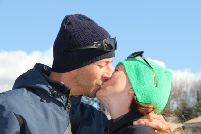 ...damit sie Mama und Papa beim Küssen fotografieren kann.