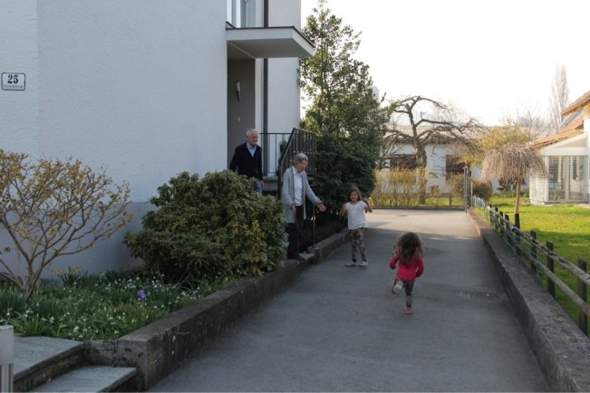 Wiedersehensfreude mit Oma und Opa.