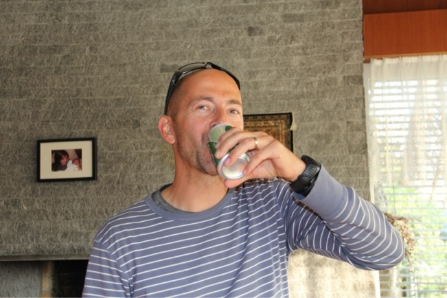 Esteban gönnt sich ein Willkommensbier.