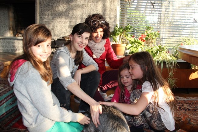 Auch Hündchen Mira freut sich auf uns.