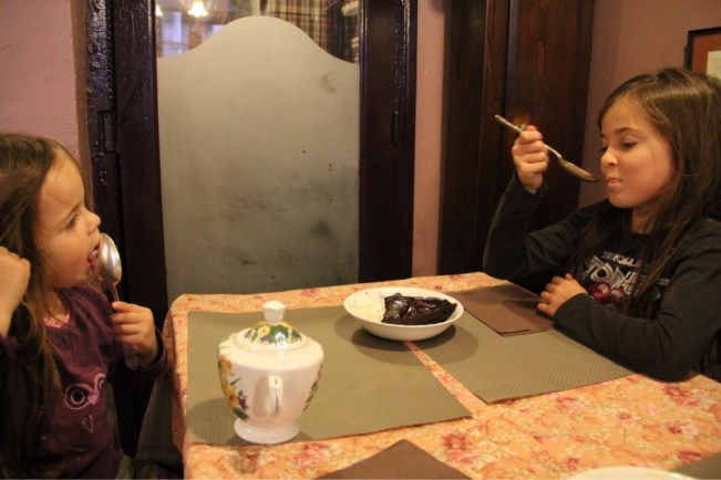 Penelope und Esmeralda haben sich für Schokokuchen mit Schlagsahne entschieden.