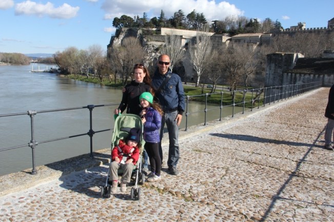 Familie Ausgeflogen auf der Brücke von Avignon