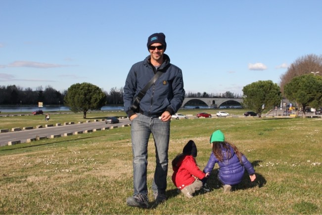 Gestärkt pflücken die Girls ein paar Blumen...