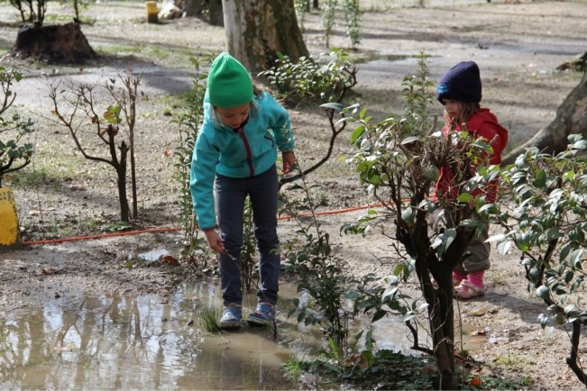 Avignon empfängt uns mit Pfützen - den Mädels gefällt es