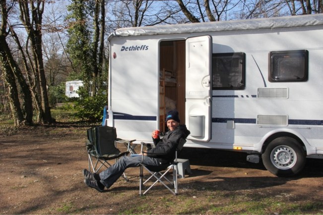 Esteban gönnt sich nach der Fahrt als Beifahrer ein Bier