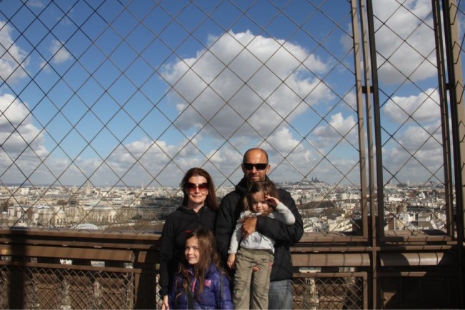 Familie Ausgeflogen auf dem Eiffelturm