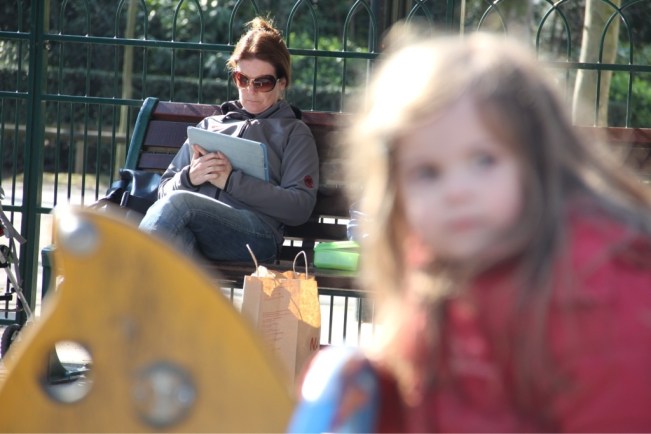 ...die Mama am E- Reiseführer lesen